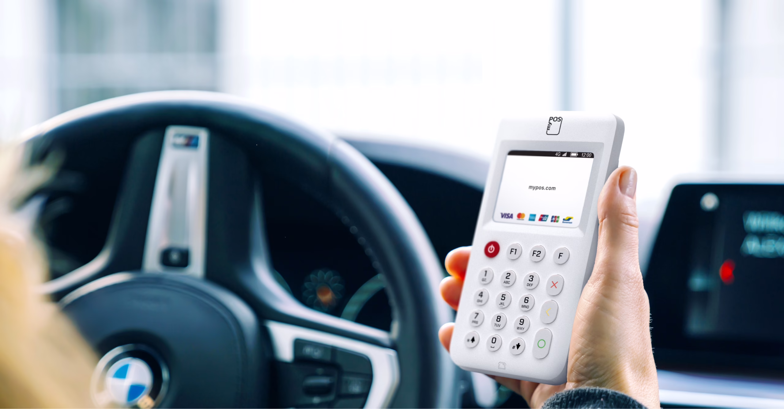 myPOS Go 2 maksupääte käytössä taksissa
